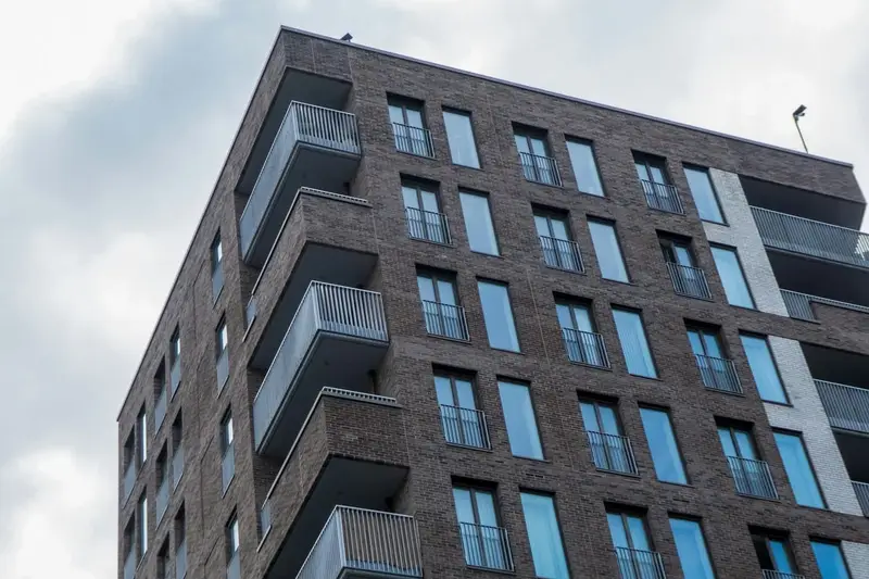 Edificio de apartamentos de ladrillo con balcones