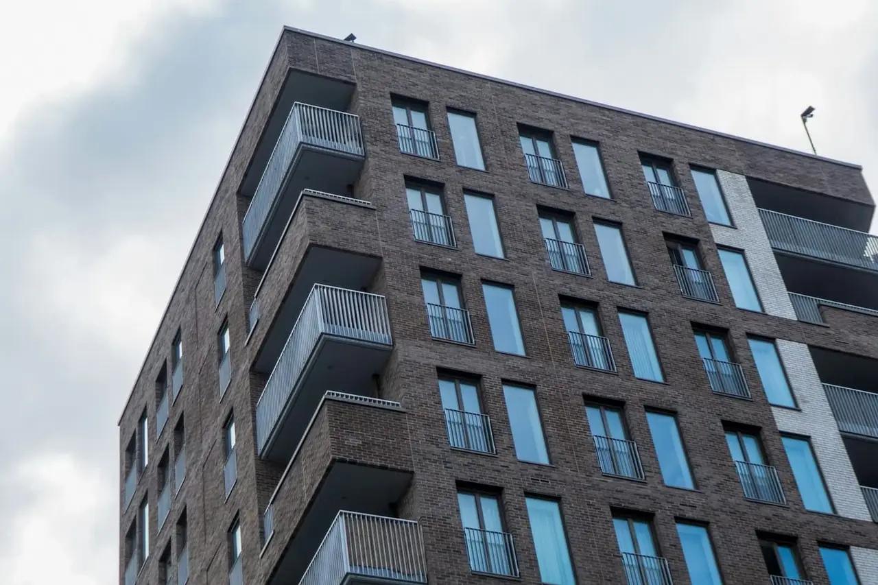 Edificio de apartamentos de ladrillo con balcones