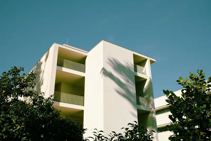 Edificio blanco de apartamentos con balcones