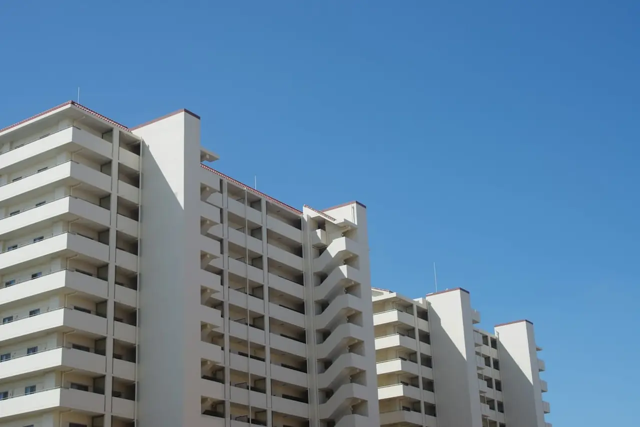 Edificio de apartamentos frente a la costa