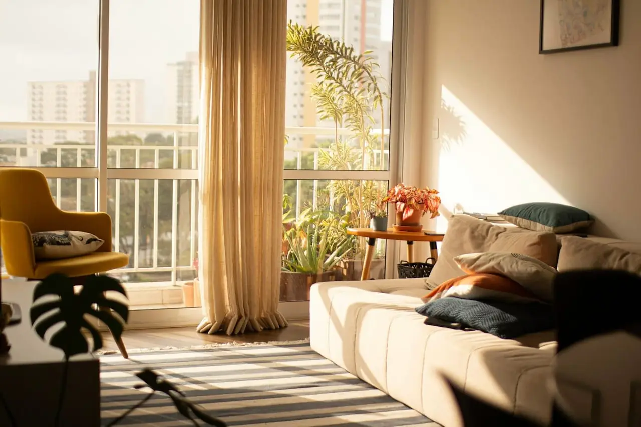 Living con balcón y cortinas claras