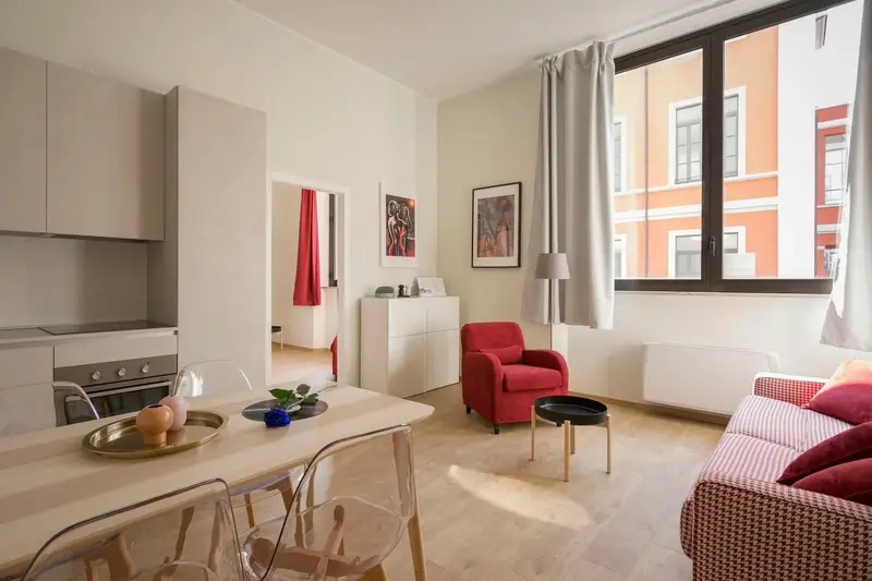 Monoambiente con kitchenette y ventana amplia