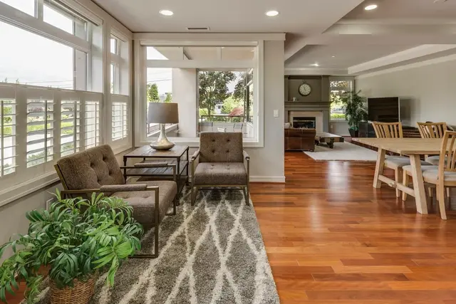 Living con ventanales y piso de madera