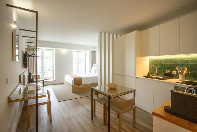 Ambiente integrado con cocina y dormitorio