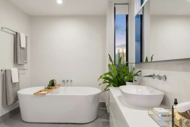 Baño blanco con bañera exenta