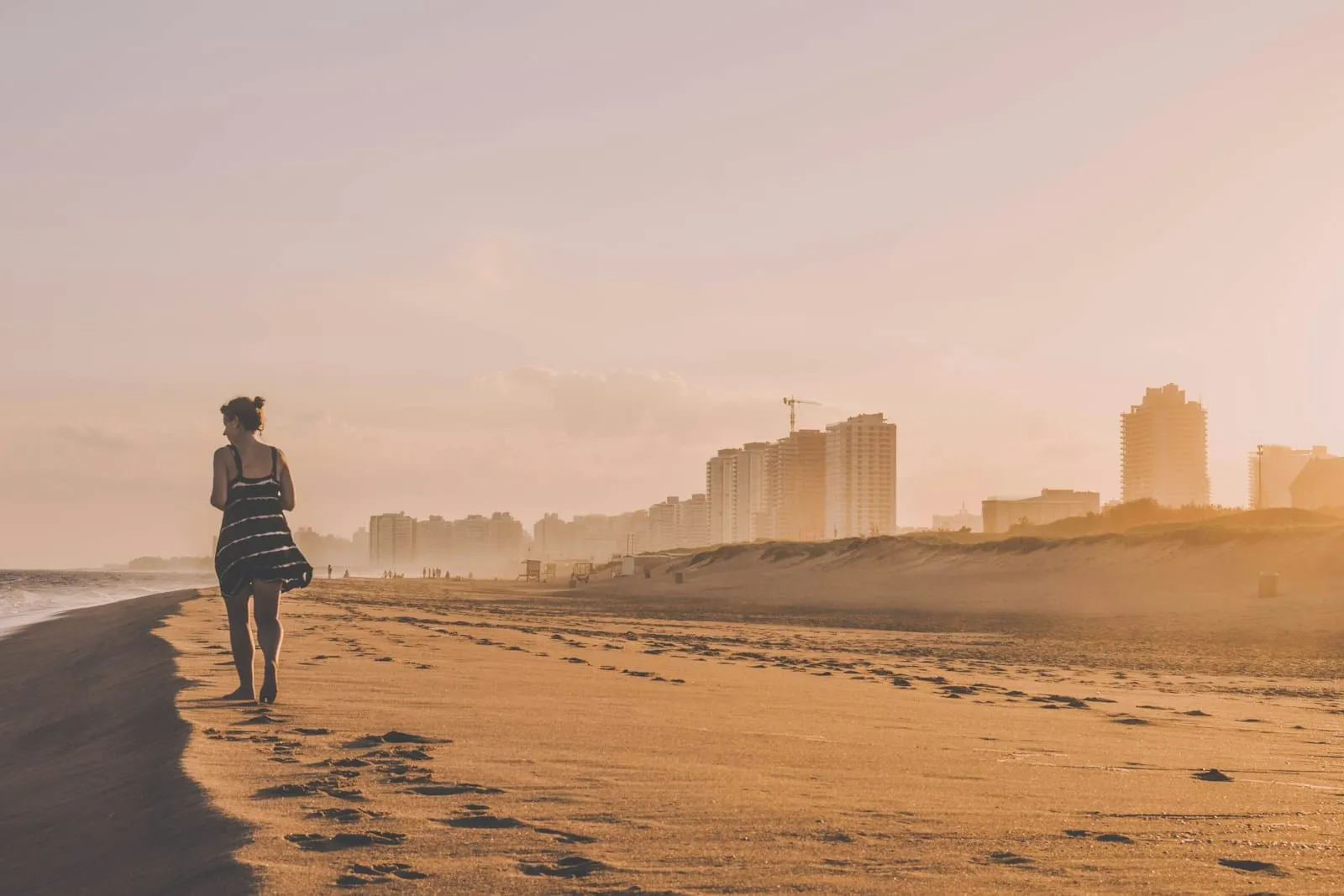 Mujer caminando por la orilla de la playa