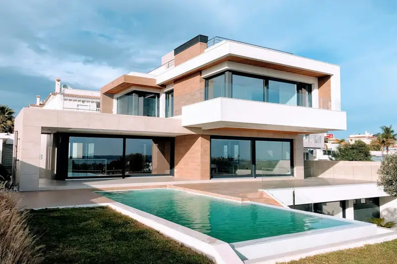Casa contemporánea con piscina y deck