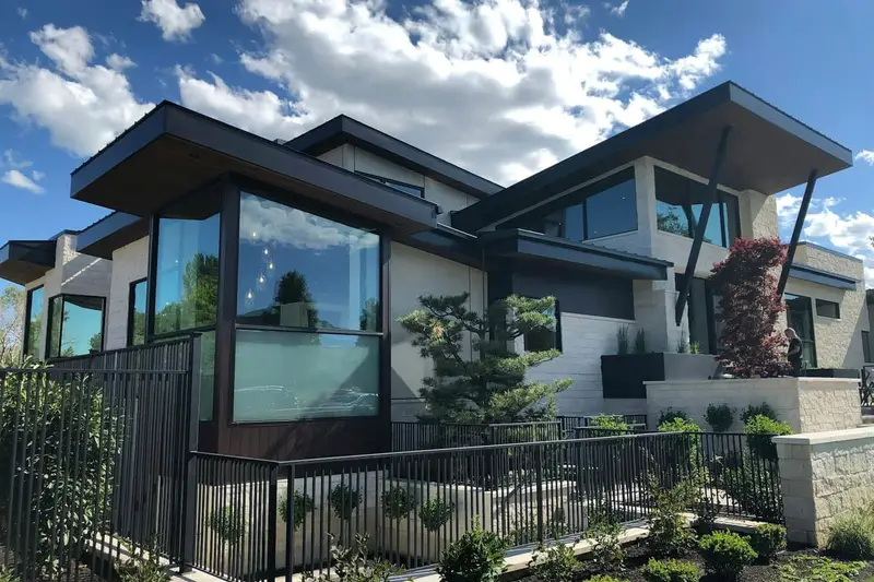 Casa moderna con reja y jardín al frente