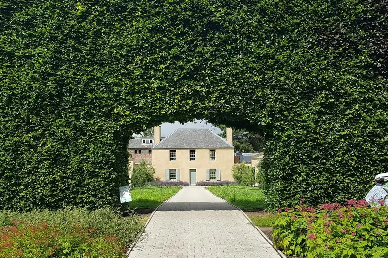 Casona de época con jardín y sendero de acceso