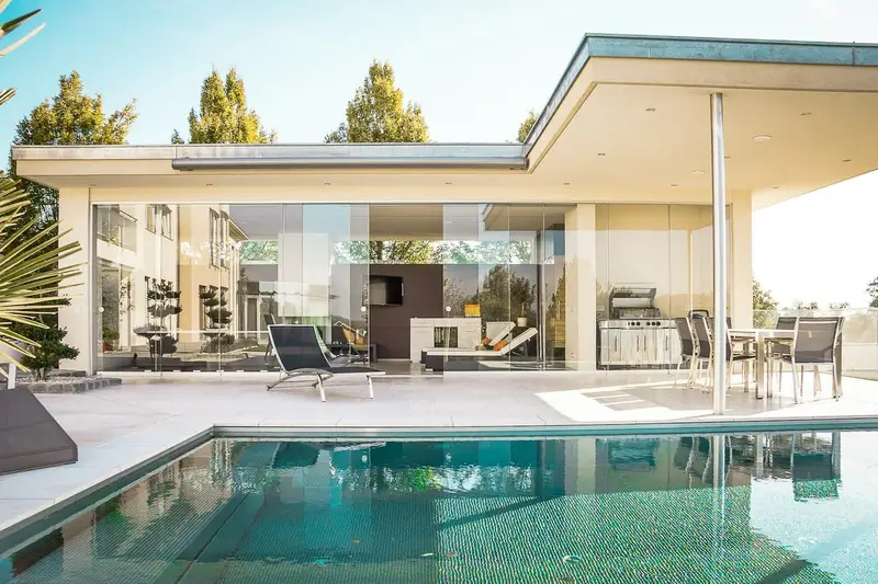 Casa con galería abierta a la piscina