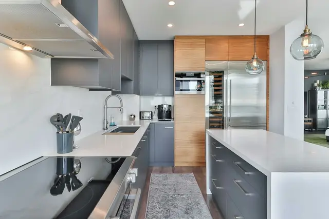 Cocina moderna con mesada blanca