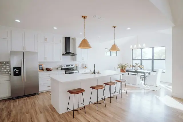 Cocina amplia con isla y comedor