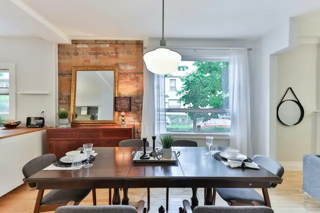 Comedor con mesa de madera y ventana a la calle