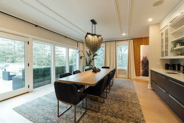 Comedor con ventanales al exterior