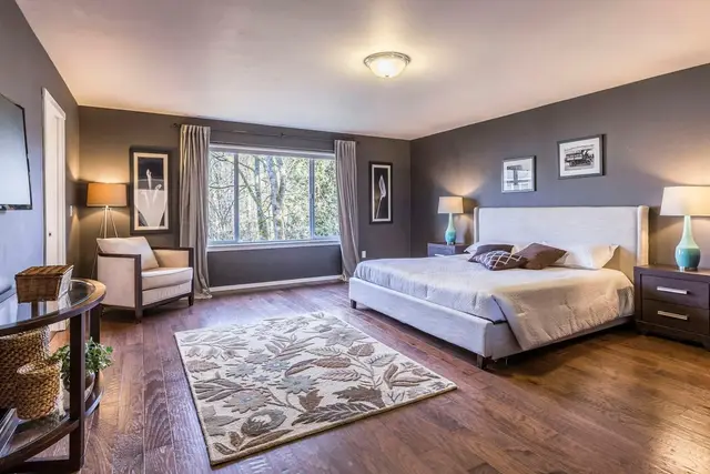 Dormitorio amplio con piso de madera