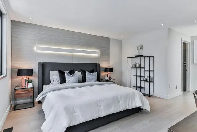 Dormitorio con respaldo tapizado