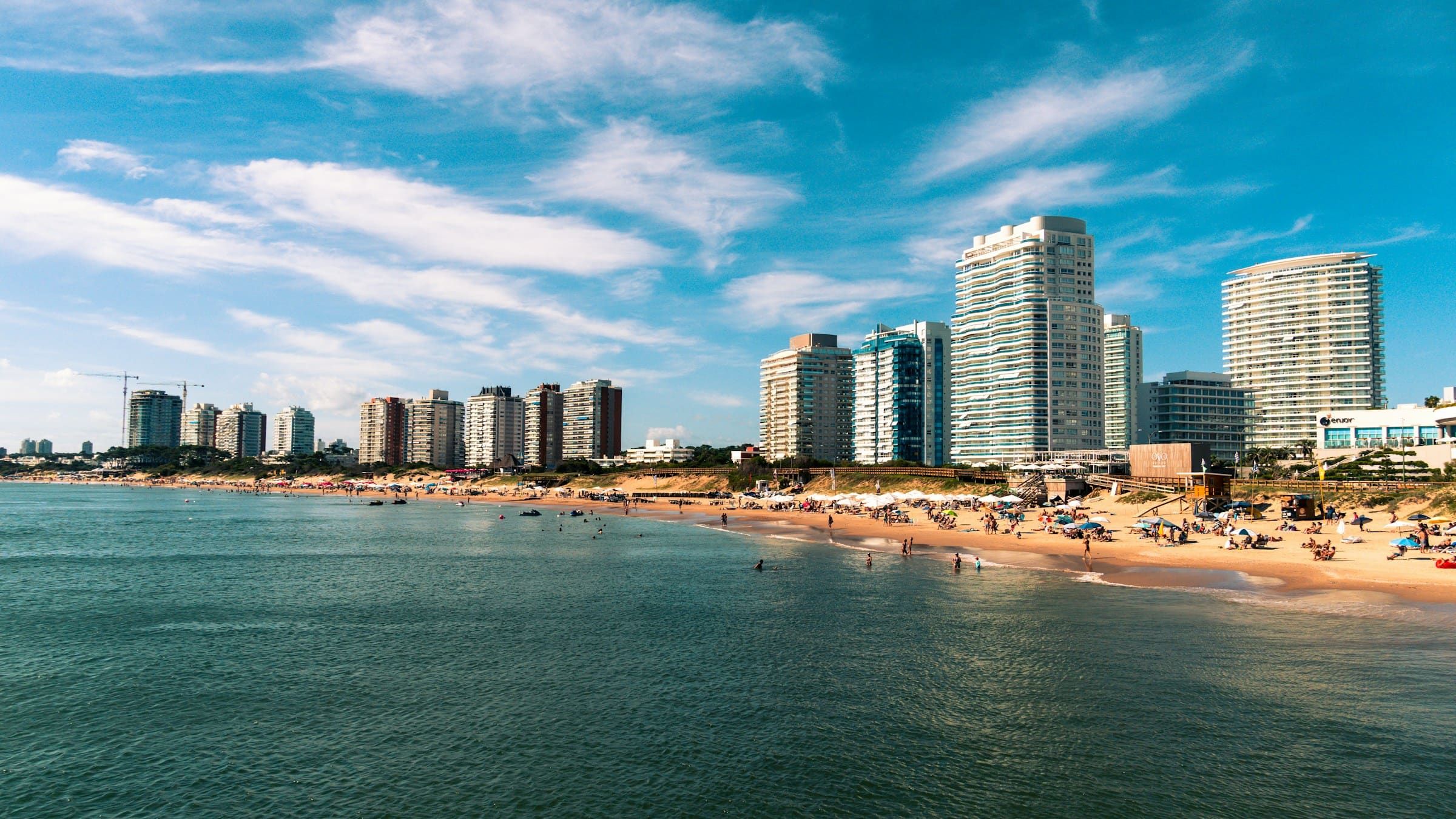 Playa y edificios frente al mar en un día soleado